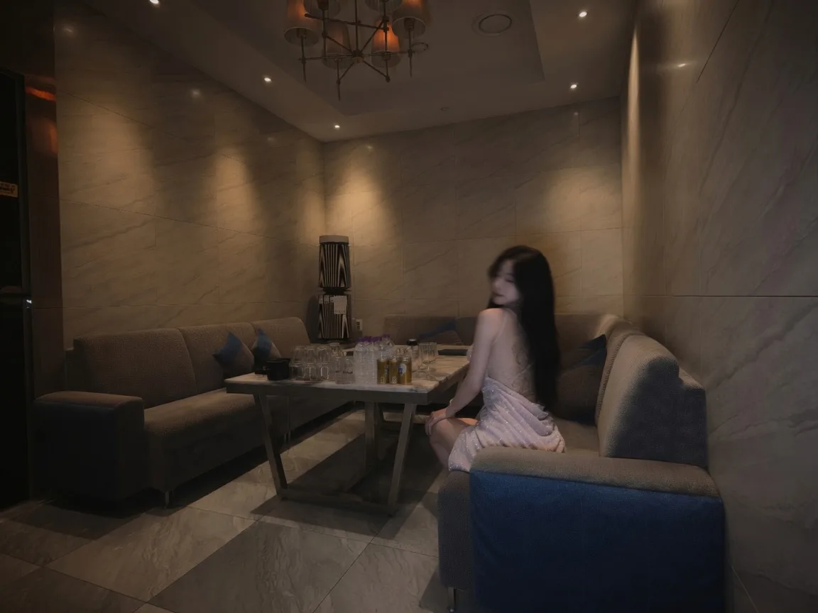 친구·동료가 함께 앉는 그룹 룸 좌석 — 남녀 혼성 모임 배치